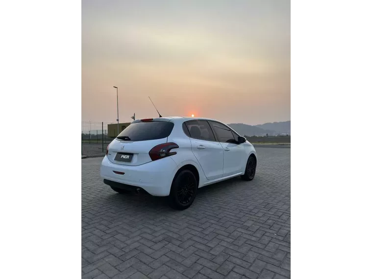 Peugeot 208 Branco 4