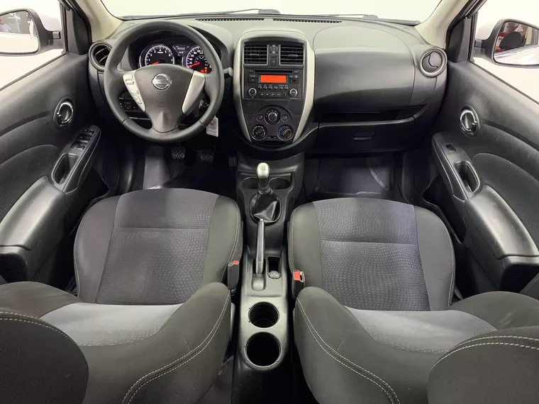 Nissan Versa Branco 10