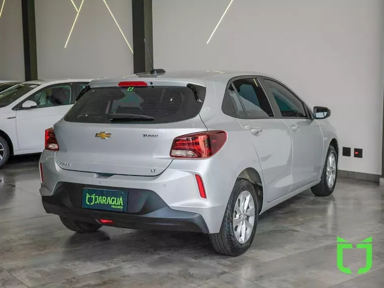 Chevrolet Onix Prata 3