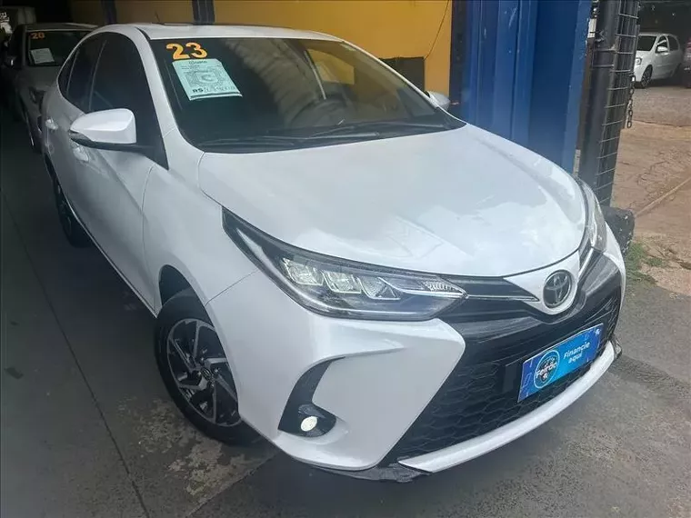 Toyota Yaris Branco 1