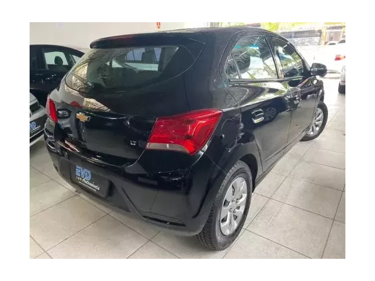 Chevrolet Onix Preto 3