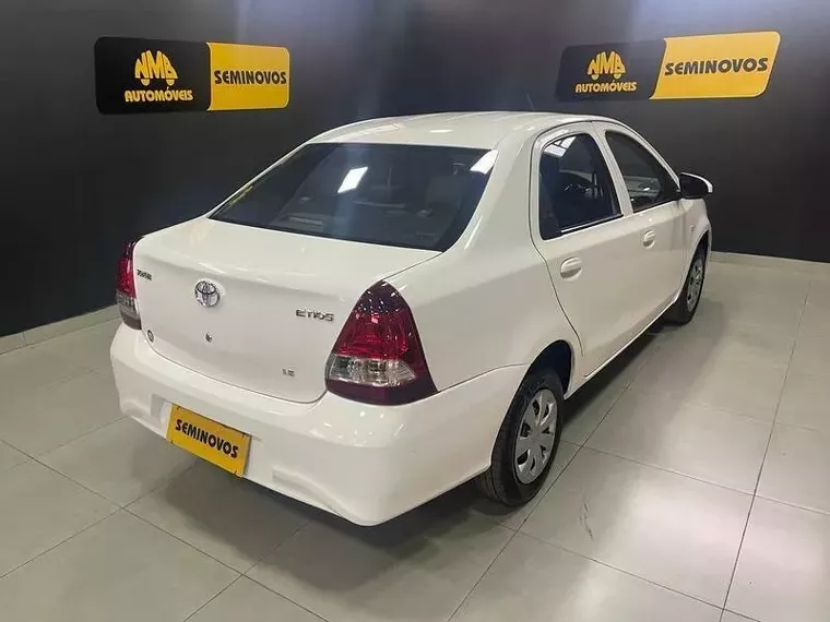 Toyota Etios Branco 14