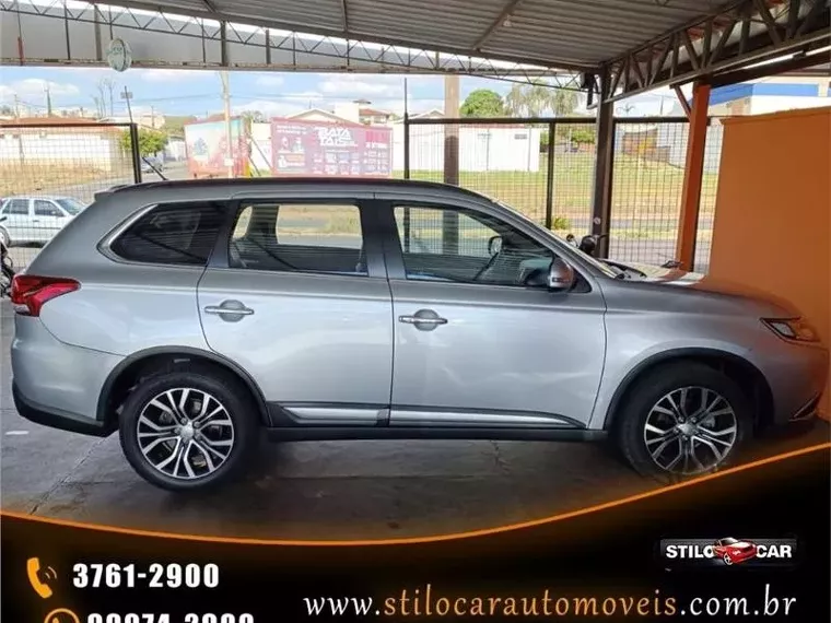 Mitsubishi Outlander Prata 12