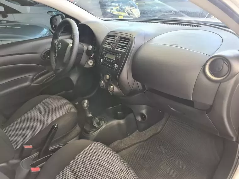 Nissan Versa Prata 16