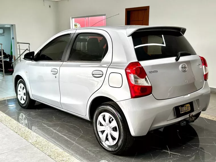 Toyota Etios Prata 3