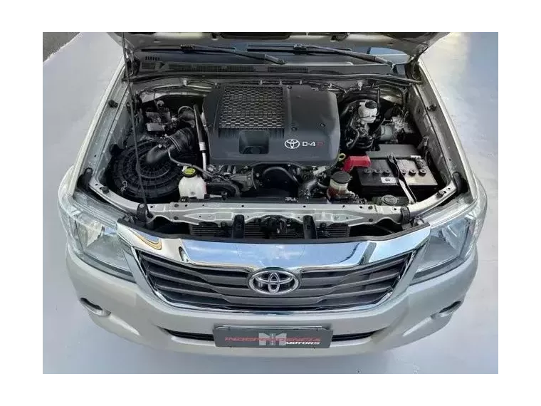 Toyota Hilux Bege 9