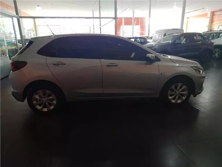 Chevrolet Onix Prata 5