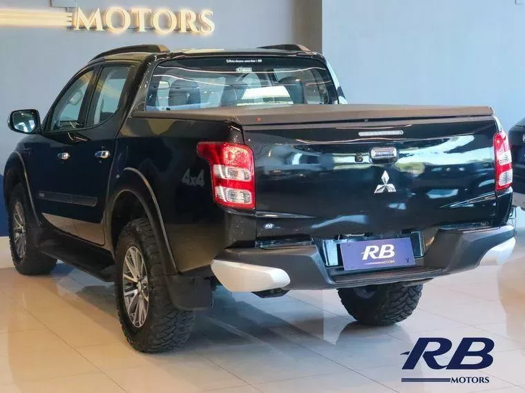 Mitsubishi L200 Triton Preto 15