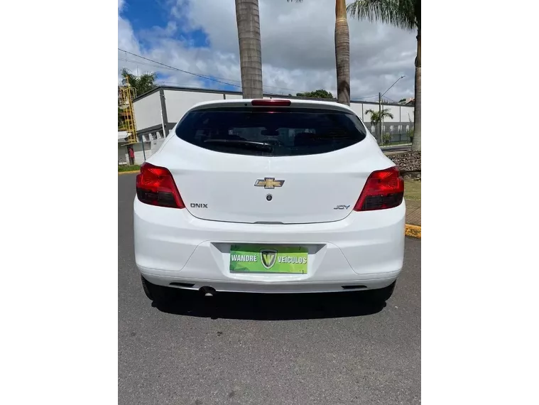 Chevrolet Onix Branco 9