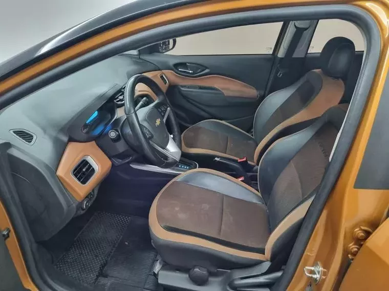 Chevrolet Onix Laranja 1