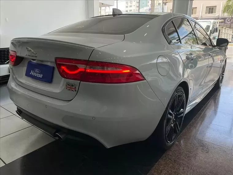 Jaguar XE Branco 3