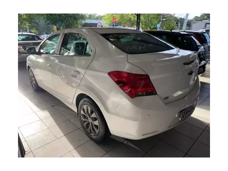 Chevrolet Onix Branco 5