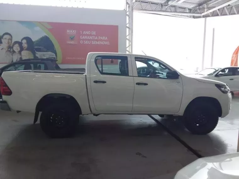 Toyota Hilux Branco 9