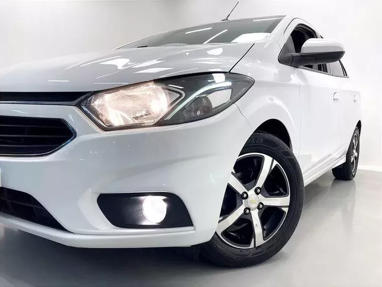 Chevrolet Onix Branco 1