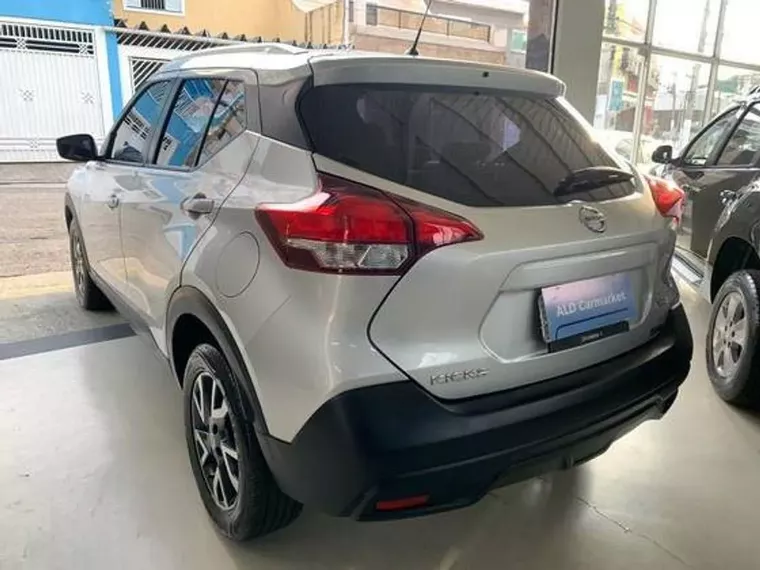 Nissan Kicks Prata 11