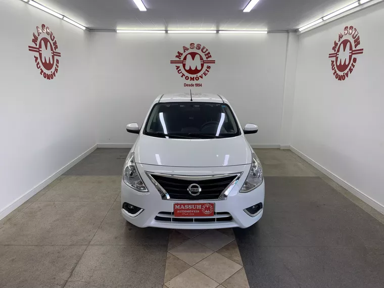 Nissan Versa Branco 16