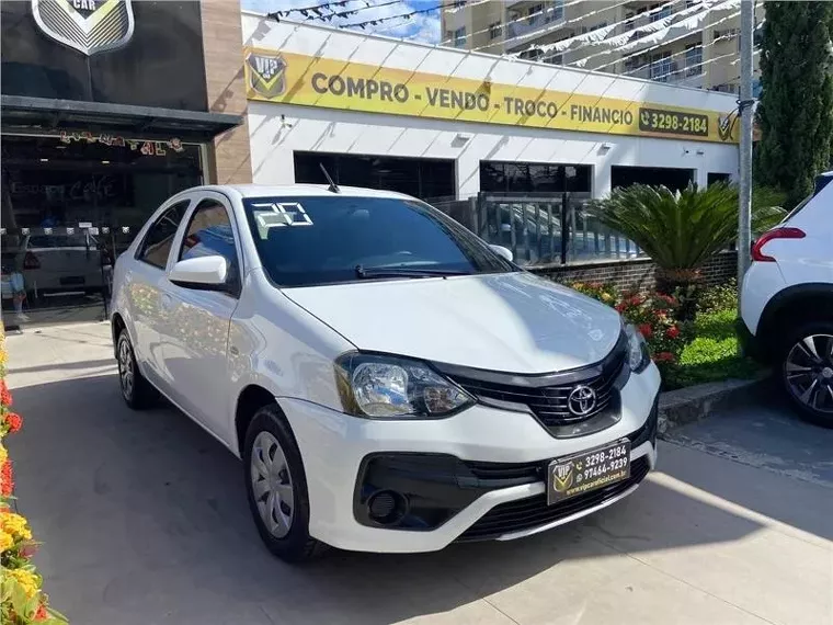 Toyota Etios Branco 1