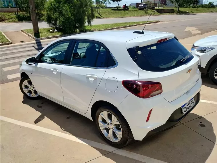 Chevrolet Onix Branco 15