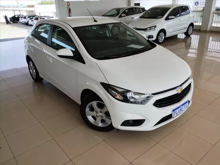 Chevrolet Onix Branco 17