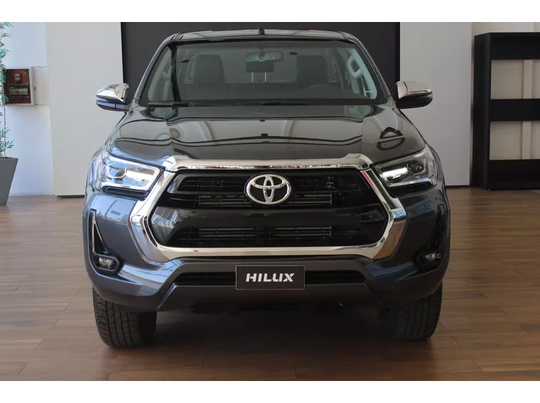 Toyota Hilux Branco 20