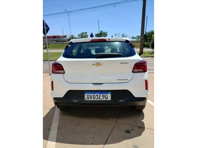 Chevrolet Onix Branco 18