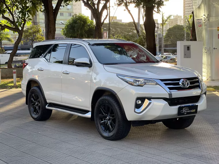 Toyota Hilux SW4 Branco 27