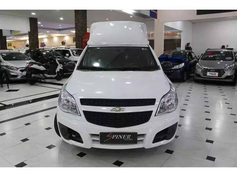 Chevrolet Montana Branco 18