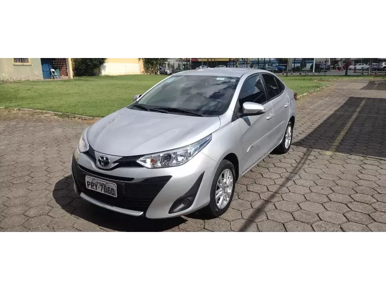 Toyota Yaris Prata 17