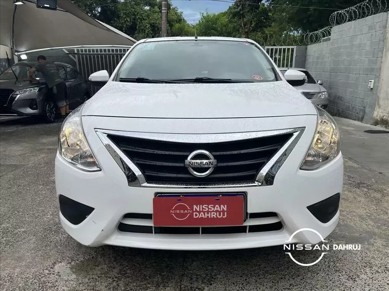 Nissan Versa Branco 12