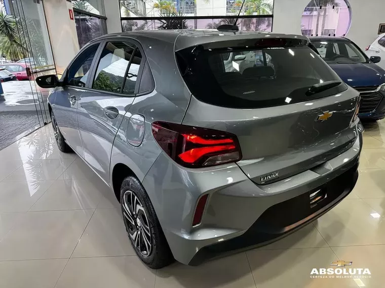 Chevrolet Onix Prata 5