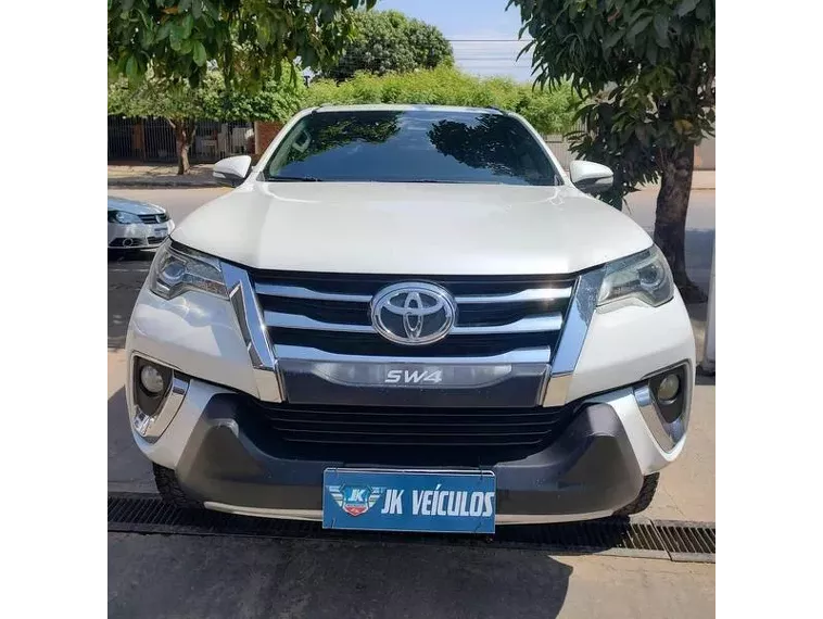 Toyota Hilux SW4 Branco 1