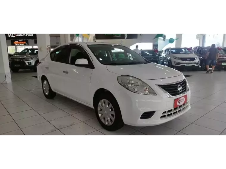 Nissan Versa Branco 6