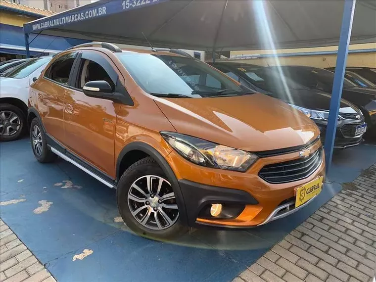 Chevrolet Onix Laranja 4