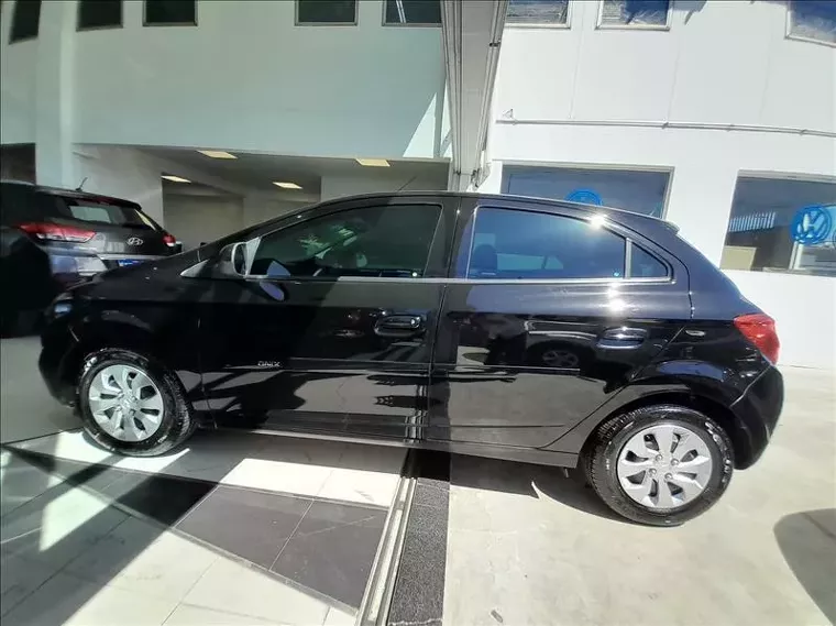 Chevrolet Onix Preto 7