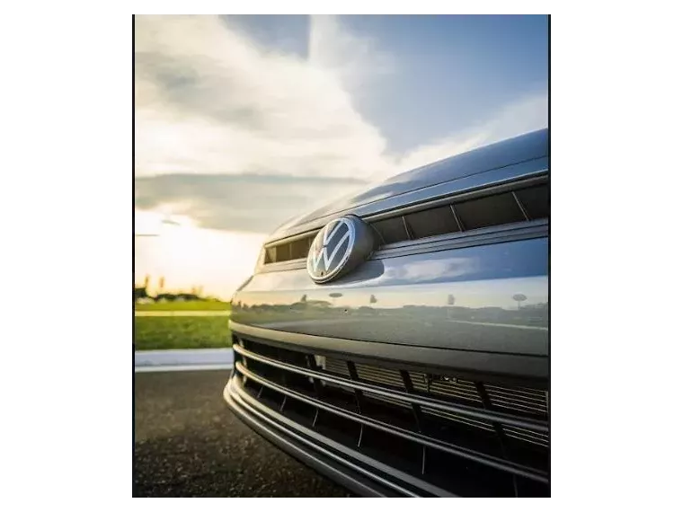 Volkswagen Polo Sedan Vermelho 8