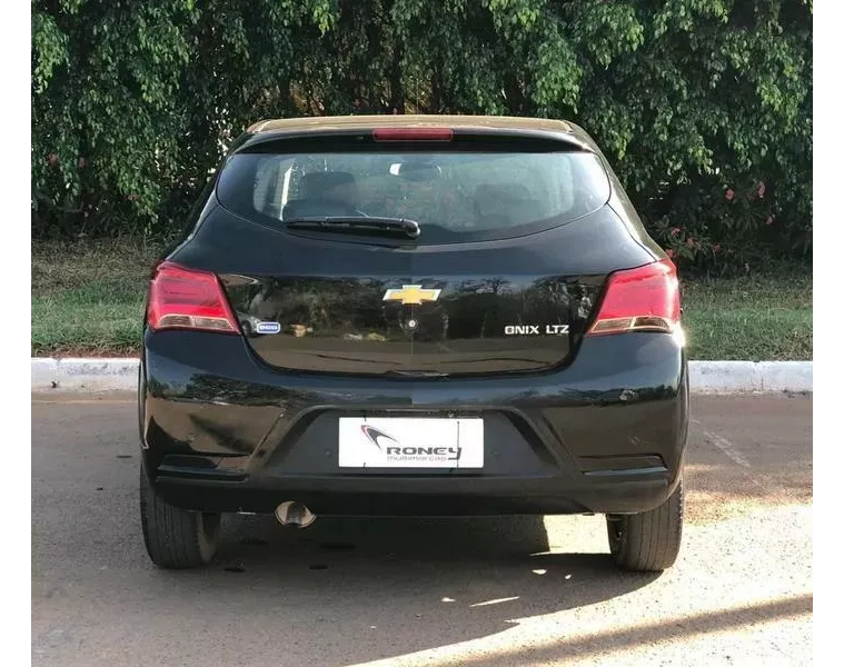 Chevrolet Onix Preto 3