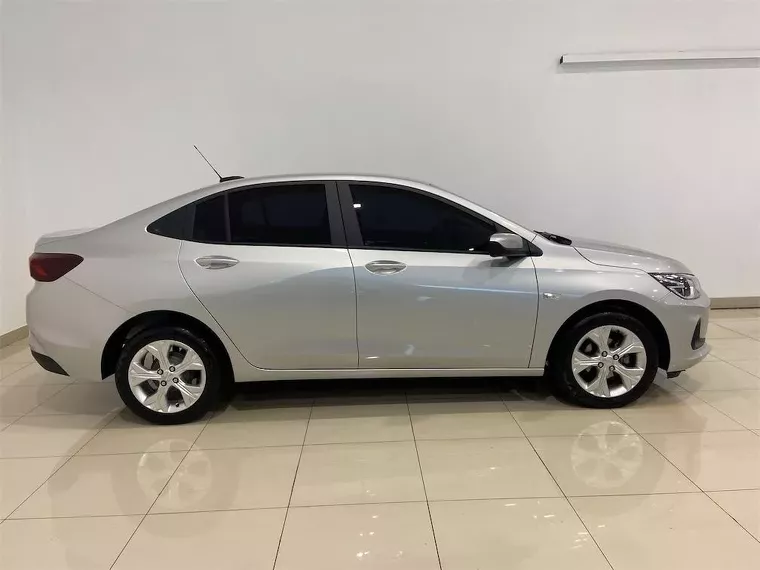 Chevrolet Onix Prata 9