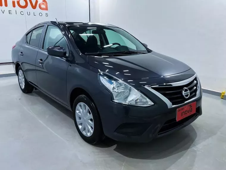 Nissan Versa Cinza 11