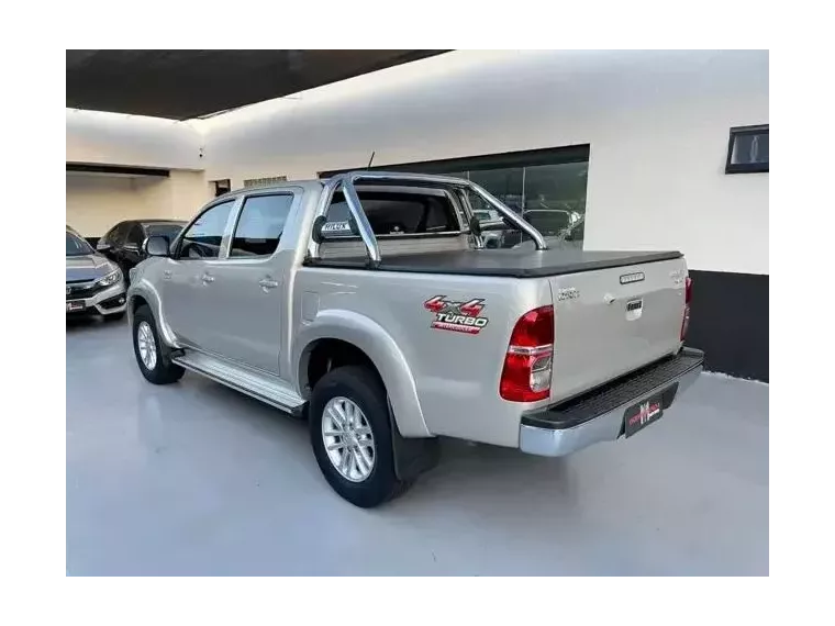 Toyota Hilux Bege 8