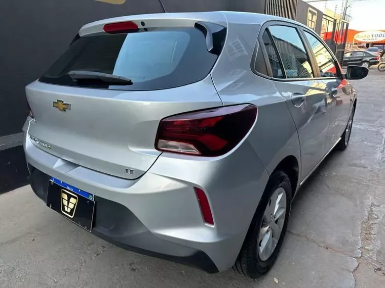 Chevrolet Onix Prata 6