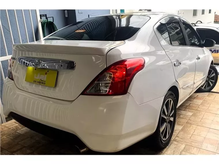 Nissan Versa Branco 6