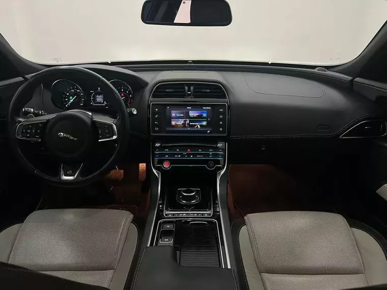 Jaguar XE Branco 9