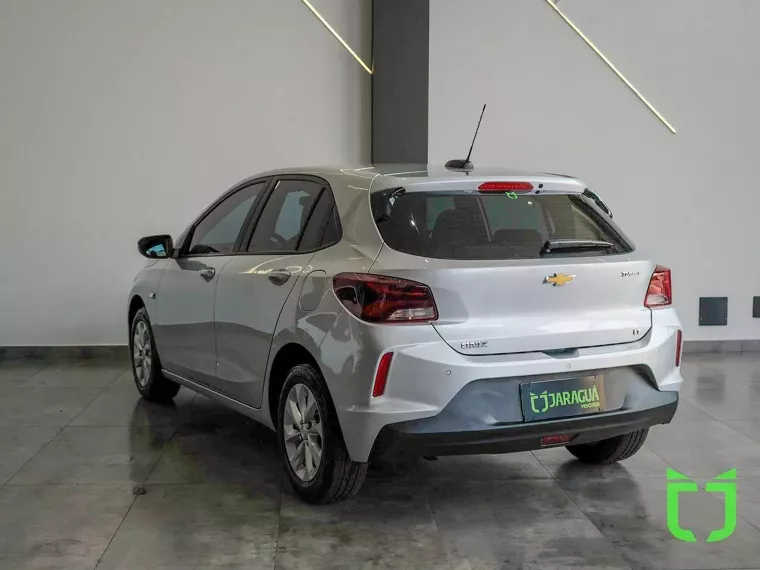 Chevrolet Onix Prata 7