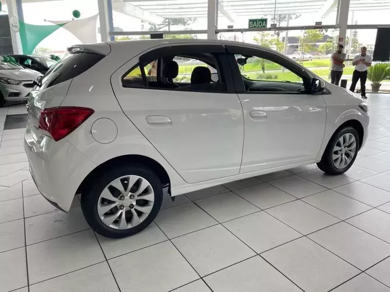 Chevrolet Onix Branco 21