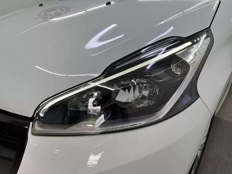 Peugeot 208 Branco 13