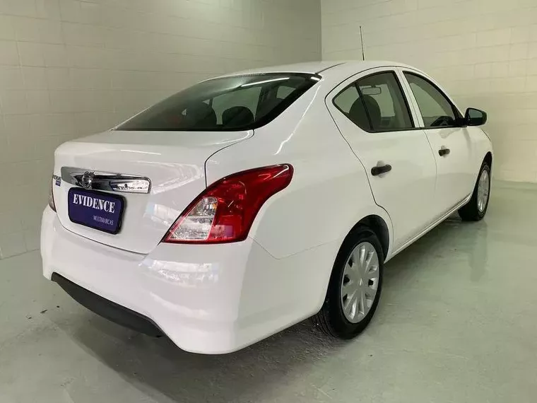 Nissan Versa Branco 11