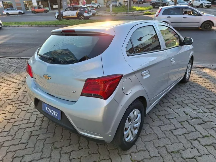 Chevrolet Onix Prata 3