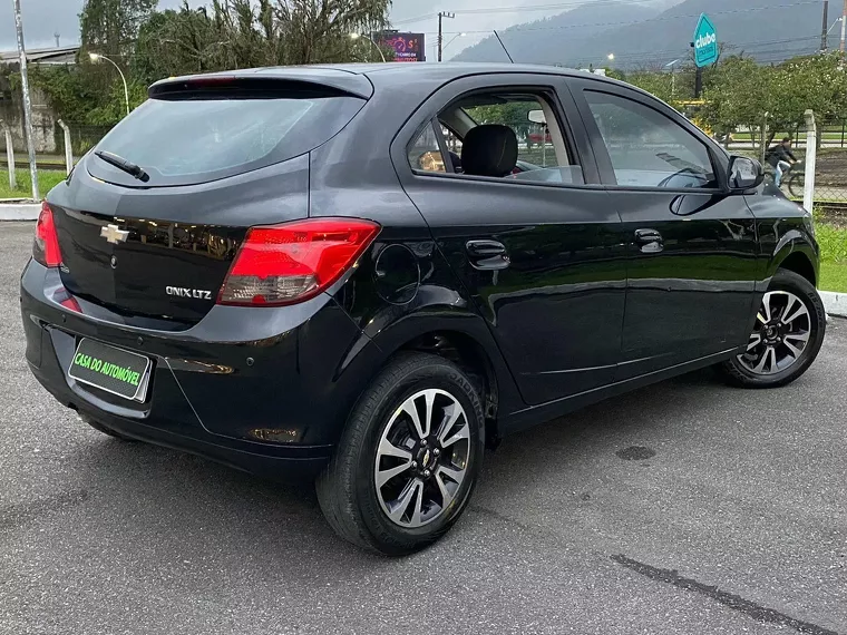 Chevrolet Onix Preto 8