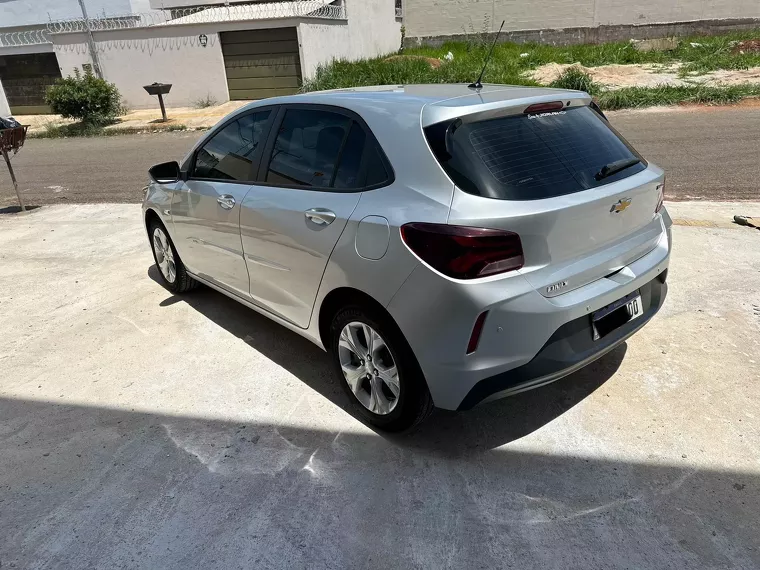 Chevrolet Onix Prata 3