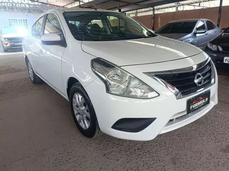 Nissan Versa Branco 10